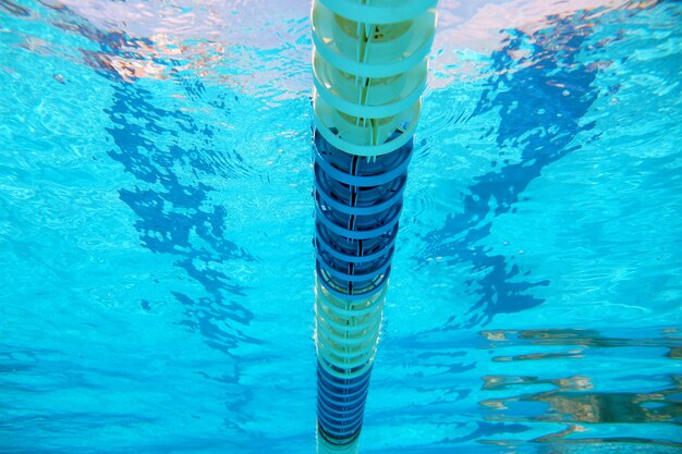 Wegteiler im großen Schwimmbad