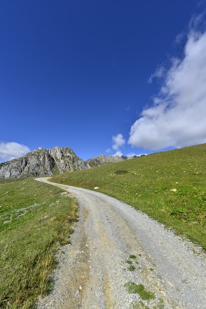 Wegüberfahrtberg, zum unter blauen Himmel zu ragen