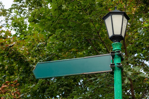 Wegweiser am Leuchtturm im klassischen Stil