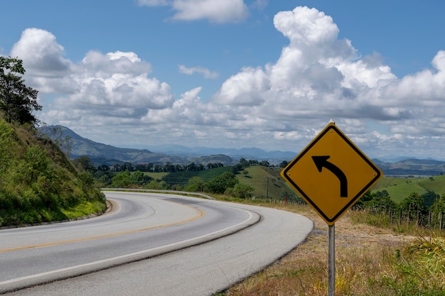 Wegweiser auf der Autobahn nach links gebogen