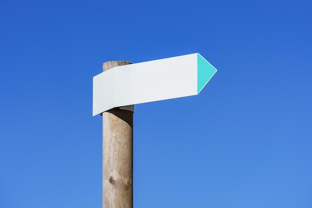 Foto wegweiser im leerzeichen gegen blauen himmel