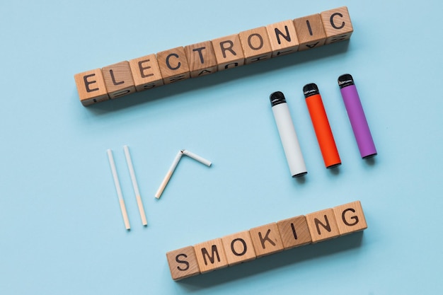 Wegwerfbare elektronische Zigarre und Zigaretten auf farbigem Hintergrund