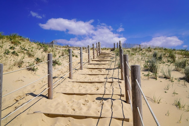 Wegzugang zur französischen Dünenküste am sonnigen Atlantikstrand