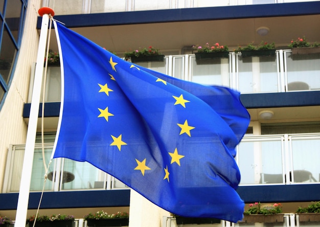 Wehende EU-Flagge im Wind