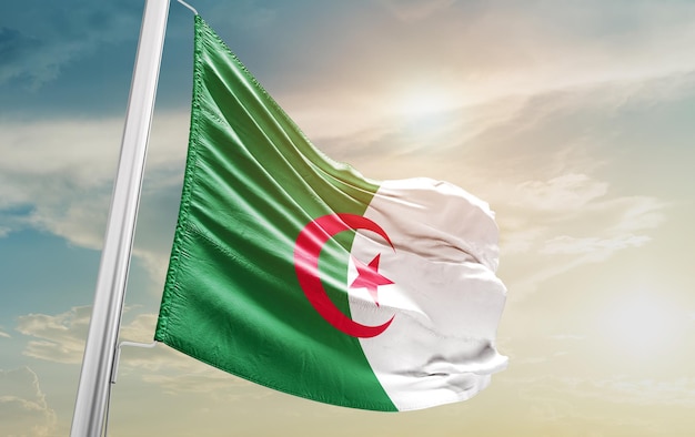 Wehende Flagge Algeriens am Himmel. Das Staatssymbol auf gewelltem Baumwollstoff.