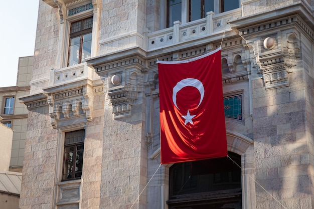 Wehende türkische Nationalflagge auf alter Steinmauer