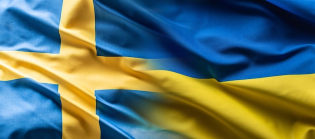 Wehendes Flaggenkonzept der Ukraine und Schwedens, das die politische Verbindung symbolisiert