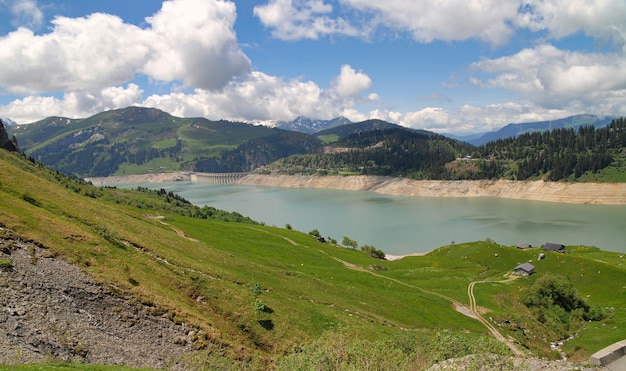 Wehr und See von Roselend in den französischen Alpen