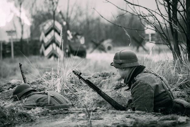 Foto wehrmachtssoldaten im schutz des zweiten weltkriegs