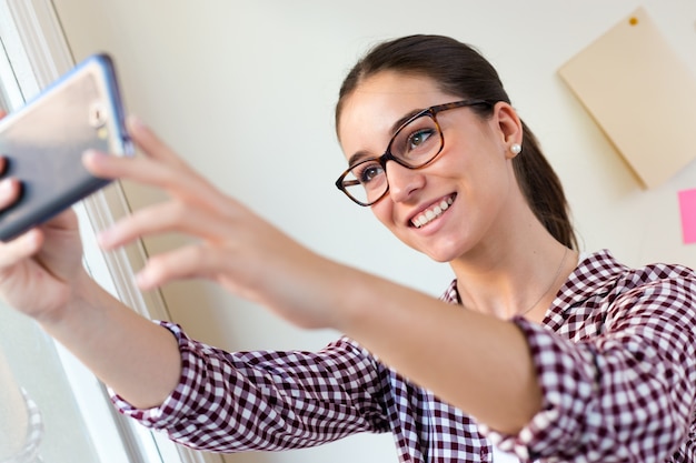 Weiblich in gläser, die selfie nehmen