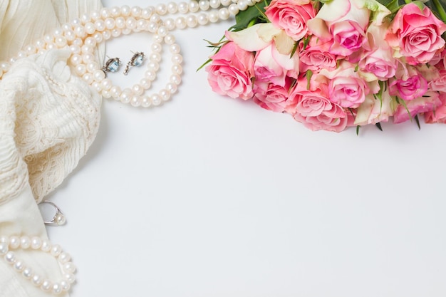 Weibliche Accessoires mit Freah-Rosen-Bouquet und Kopierraum