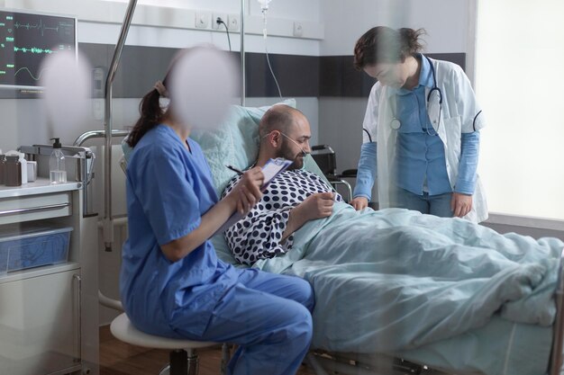 Foto weibliche ärzte, die patienten in einer klinik untersuchen