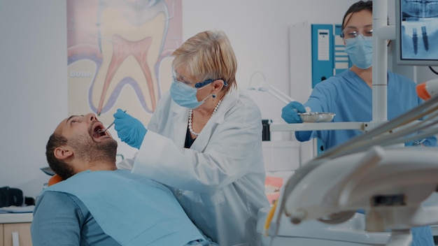 Foto weibliche ärztin, die einen patienten in einer klinik untersucht