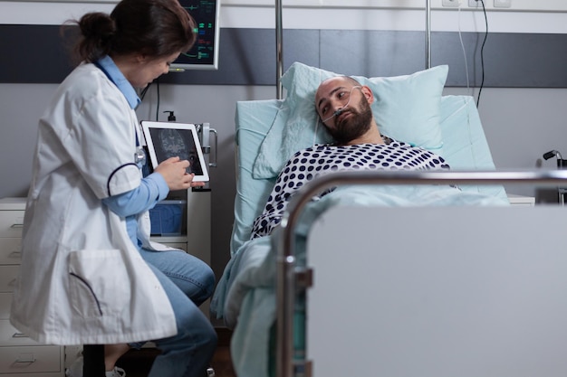 Foto weibliche ärztin untersucht einen patienten im krankenhaus