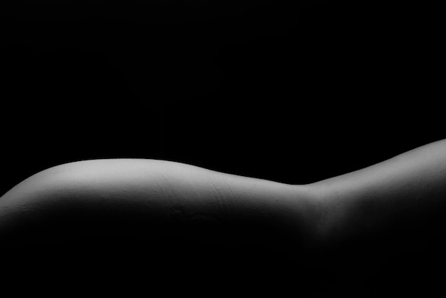 Foto weibliche aktsilhouette schwarz-weiß-porträt sexy reife frau junger erwachsener mit nacktem körper