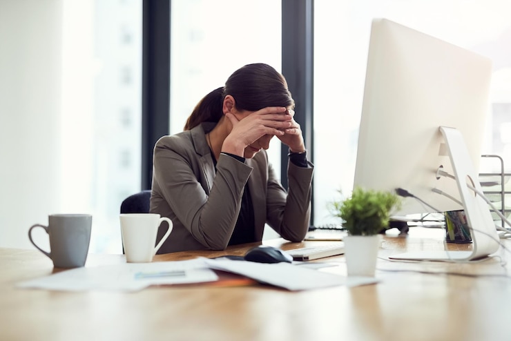 Foto weibliche angestellte und stress am computer im büro für internet oder online-fehler mit recherche für ideen weibliche person müde und ausgebrannt mit sorge von deadline-projekt und copywriter mit kopfschmerzen