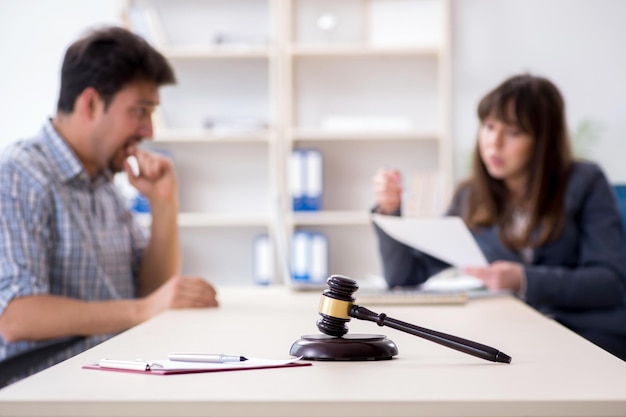 Foto weibliche anwältin trifft sich mit ihrem männlichen mandanten im büro