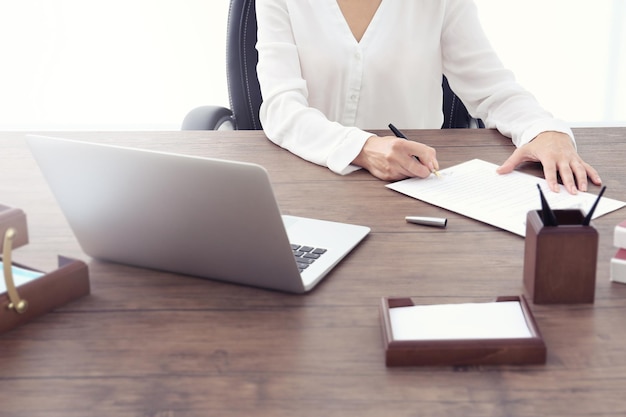 Weibliche Anwältin unterzeichnet Dokumente im Büro