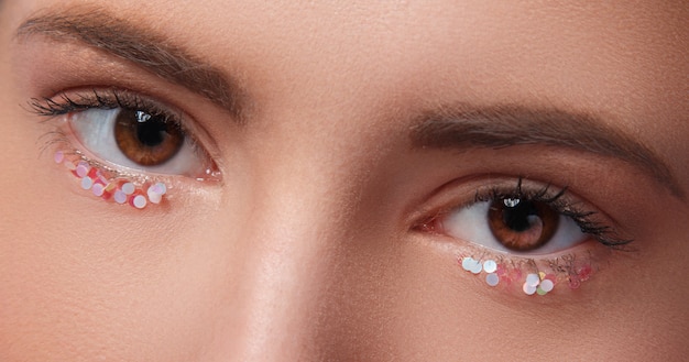 Weibliche Augen mit künstlerischem Make-up