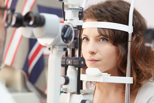 Weibliche Augenarzt arbeiten