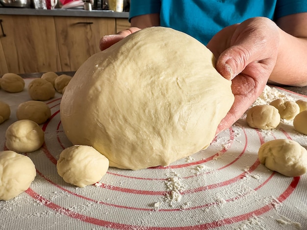 Weibliche Bäckerin knetet Teig mit Mehl Rezept zur Zubereitung von hausgemachtem Brot