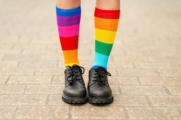 Weibliche Beine in lgbt Regenbogensocken