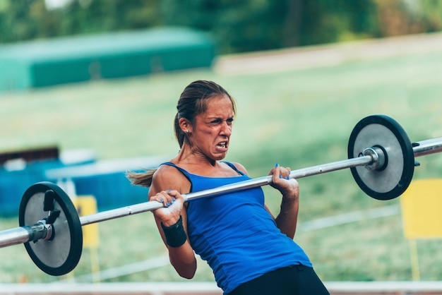 Weibliche Crossfit-Wettbewerberin