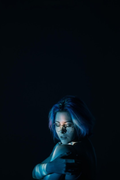 Weibliche Einsamkeit Kunstporträt blaue Haare Frau