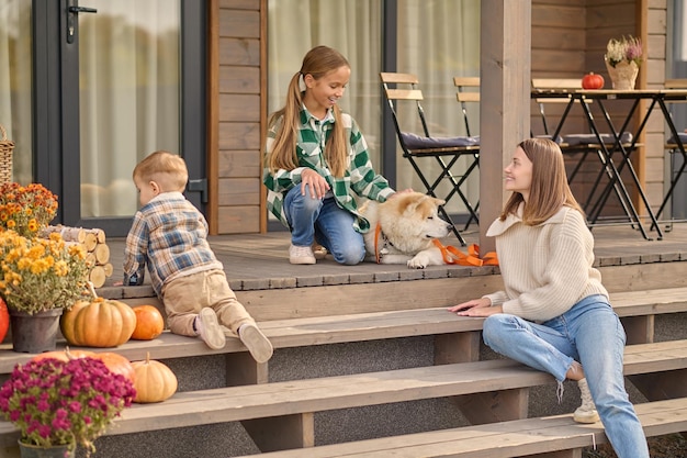 Weibliche Eltern verbringen Zeit mit ihren Kindern auf der Veranda