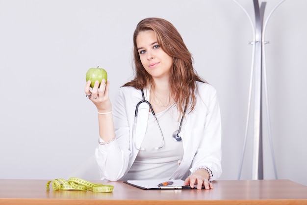 Weibliche Ernährungsberaterin arbeiten