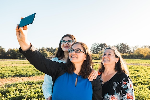 Weibliche Familie, die an einem sonnigen Nachmittag am Muttertag ein Selfie auf dem Land macht Inklusive Schönheit