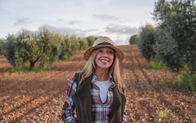 Weibliche Feldingenieurin, die landwirtschaftliche Plantage untersucht Integration Agronominnen Frauen auf dem Gebiet