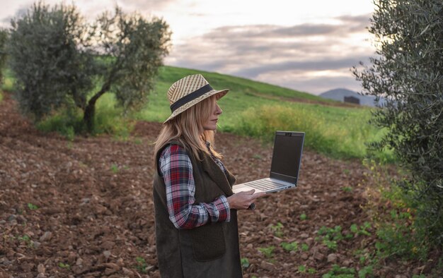 Weibliche Feldingenieurin, die landwirtschaftliche Plantage untersucht Integration Agronominnen Frauen auf dem Gebiet