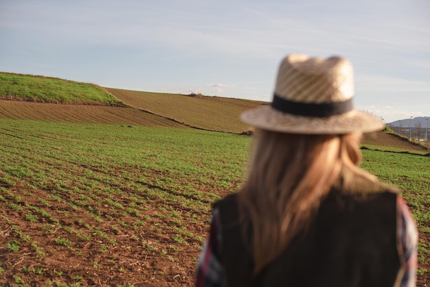 Weibliche Feldingenieurin, die landwirtschaftliche Plantage untersucht Integration Agronominnen Frauen auf dem Gebiet