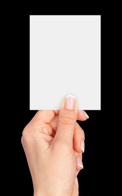 Weibliche Finger halten eine leere Visitenkarte, die auf schwarzer Farbe isoliert ist