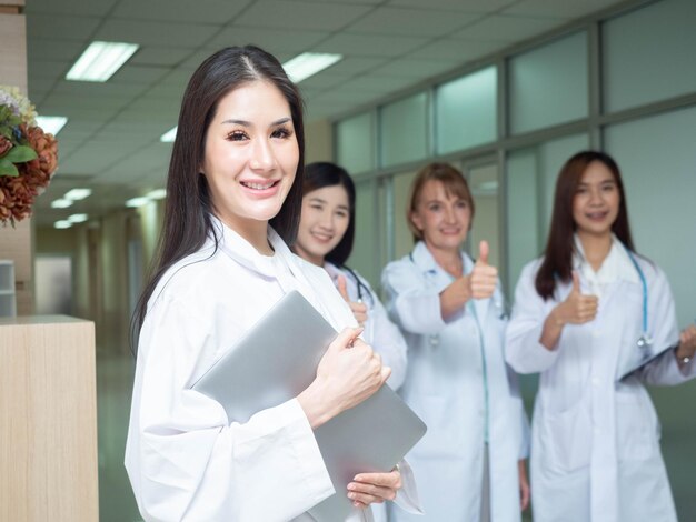 Weibliche Frau, Dame, Mädchen, weiße Haut, trägt Uniform, Krankenhaus, Klinik, Labor, Blick in die Kamera, hält Vertreter