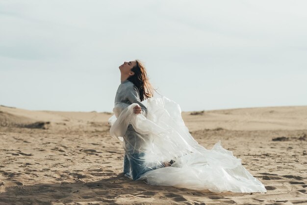 Weibliche Freiheit Frau Unabhängigkeit Sand Wüstenhimmel