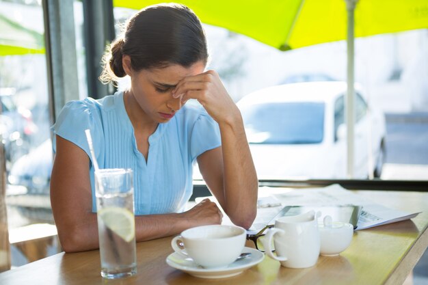 Weibliche Führungskraft, die im Café sitzt