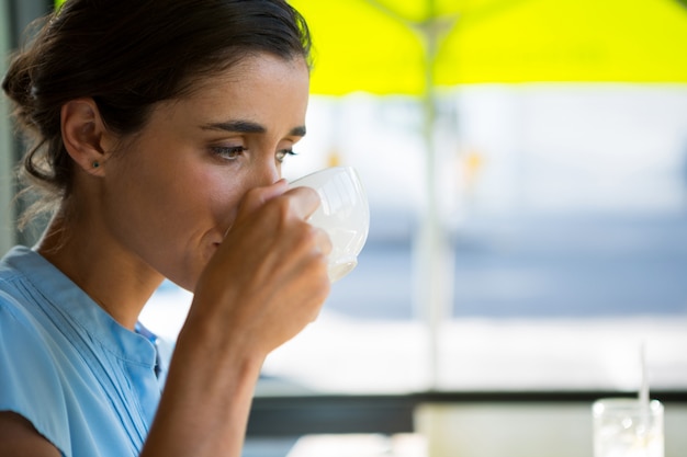 Weibliche Führungskraft, die Kaffee trinkt