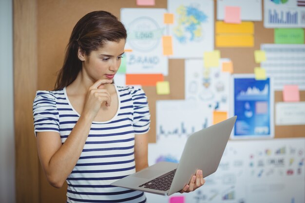 Weibliche Führungskraft mit Laptop im Büro