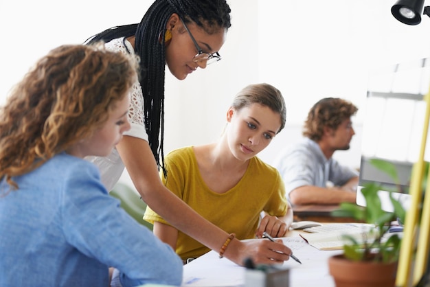 Foto weibliche grundriss- oder technische mentorinnen schreiben oder planen ein projekt und sprechen mit führungskräften bei treffen mit coaching-lehrern oder einem team von designern, die an strategien oder ideen für architekturpläne arbeiten