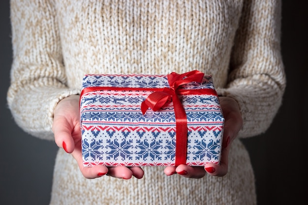 Weibliche Hände, die Geschenkbox, Weihnachtsgeschenk halten