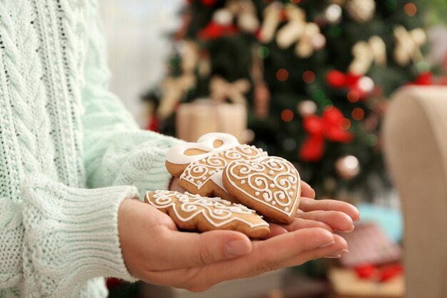 Weibliche Hände, die leckere Lebkuchen halten, Nahaufnahme