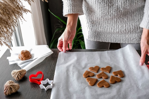 Weibliche Hände, die Teigkuchen machen. Zu Hause einen Kuchen backen, handgemacht, hausgemacht. Rezept, Schritt für Schritt. Mach es dir selbst Geschenk zum Valentinstag