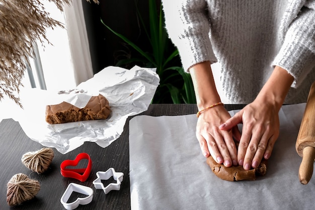 Foto weibliche hände, die teigkuchen machen. zu hause einen kuchen backen, handgemacht, hausgemacht. rezept, schritt für schritt