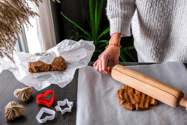 Weibliche Hände, die Teigkuchen machen. Zu Hause einen Kuchen backen, handgemacht, hausgemacht. Rezept, Schritt für Schritt