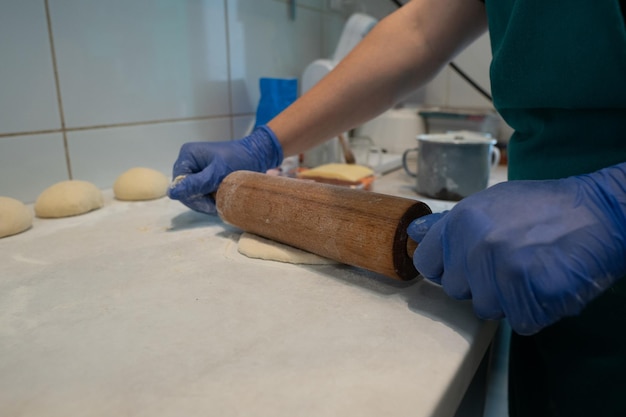 Foto weibliche hände machen teig für brot