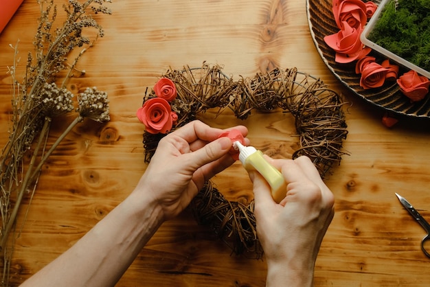 Weibliche Hände machen Valentinstag DIY Dekoration