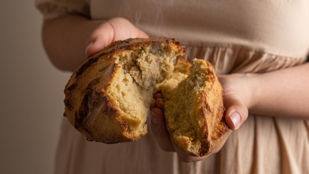 Weibliche Hände mit frischem Maisbrot