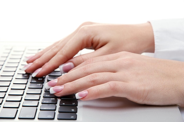 Weibliche Hände schreiben auf Laptop isoliert auf weiß